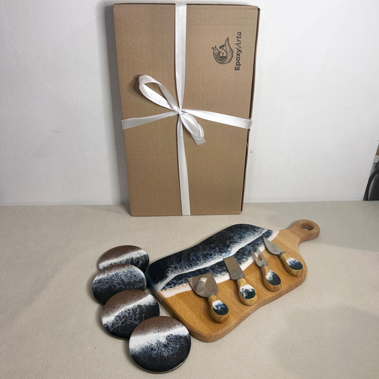 Set platou dreptunghiular cu maner, suporturi de pahare si cutite pentru branzeturi cu rasina epoxidica, efect ocean albastru inhis. Personalizata cu un mesaj ales de tine - epoxyarta.ro