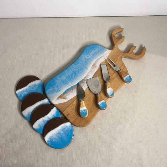 Set platou dreptunghiular cerb, suporturi de pahare si cutite pentru branzeturi cu rasina epoxidica, efect ocean albastru deschis. Personalizata cu un mesaj ales de tine - epoxyarta.ro