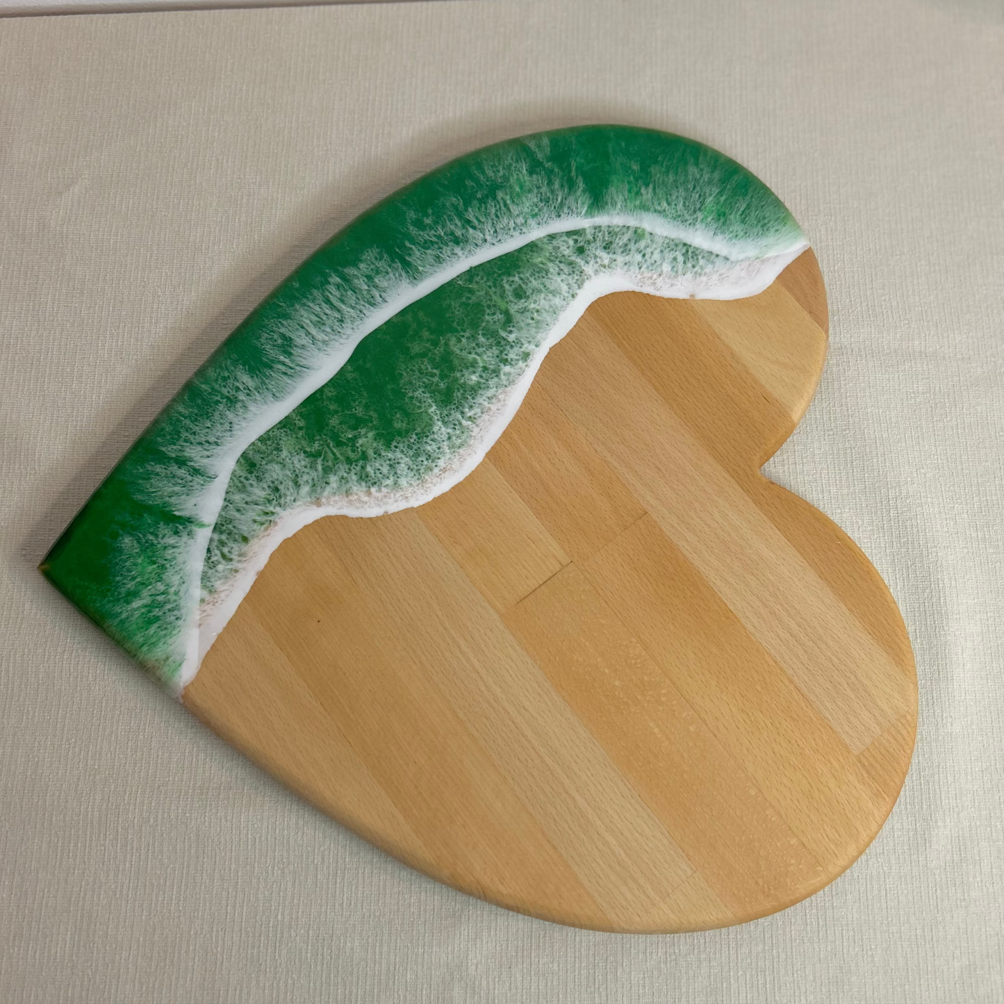Platou / tocator de servire inimioara din lemn, cu valuri, ideal pentru cadou, decor, branzeturi, aperitive