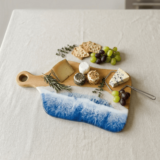 Platou / tocator dreptunghiular cu maner decorativ din lemn de fag cu rasina epoxidica, efect ocean albastru. Personalizata cu un mesaj ales de tine - epoxyarta.ro