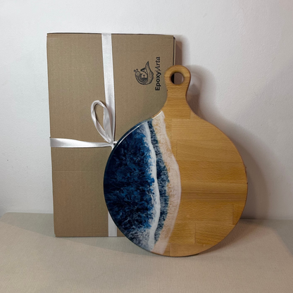 Platou / tocator rotund cu maner din lemn de fag cu rasina epoxidica, efect ocean albastru inchis. Personalizata cu un mesaj ales de tine - epoxyarta.ro