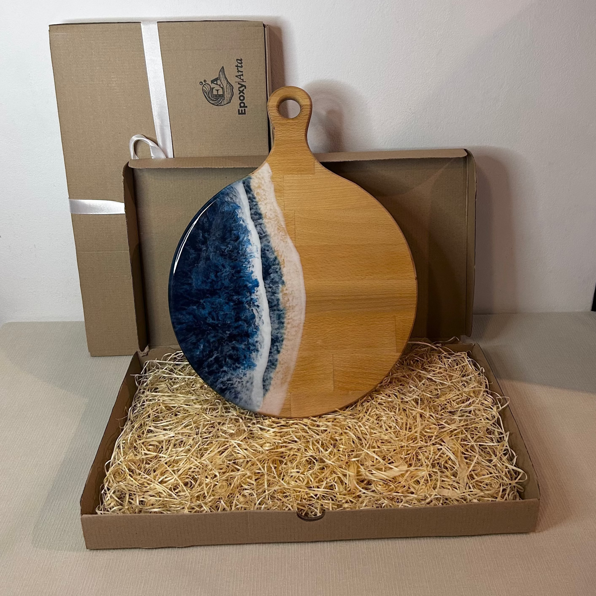 Platou / tocator rotund cu maner din lemn de fag cu rasina epoxidica, efect ocean albastru inchis. Personalizata cu un mesaj ales de tine - epoxyarta.ro