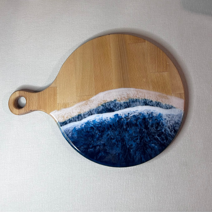 Platou / tocator rotund cu maner din lemn de fag cu rasina epoxidica, efect ocean albastru inchis. Personalizata cu un mesaj ales de tine - epoxyarta.ro
