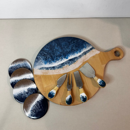 Set platou rotund cu maner, suporturi de pahare si cutite pentru branzeturi cu rasina epoxidica, efect ocean albastru inchis. Personalizata cu un mesaj ales de tine - epoxyarta.ro