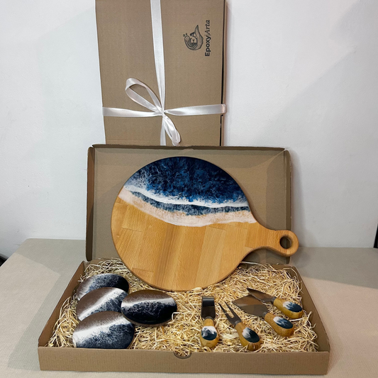 Set platou rotund cu maner, suporturi de pahare si cutite pentru branzeturi cu rasina epoxidica, efect ocean albastru inchis. Personalizata cu un mesaj ales de tine - epoxyarta.ro