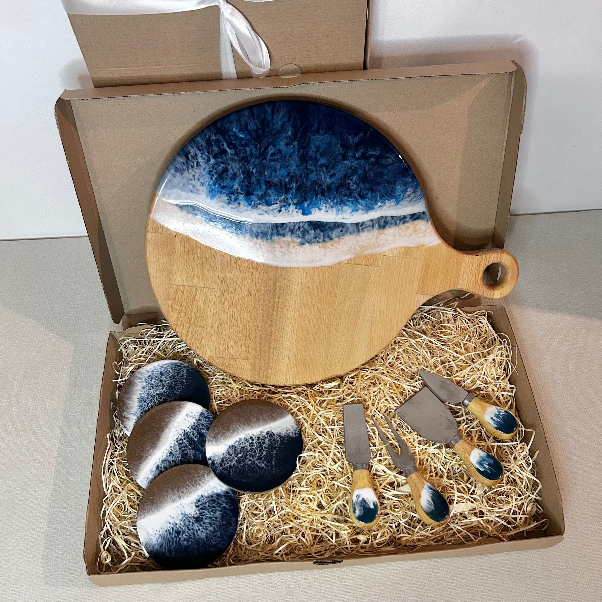 Set platou rotund cu maner, suporturi de pahare si cutite pentru branzeturi cu rasina epoxidica, efect ocean albastru inchis. Personalizata cu un mesaj ales de tine - epoxyarta.ro