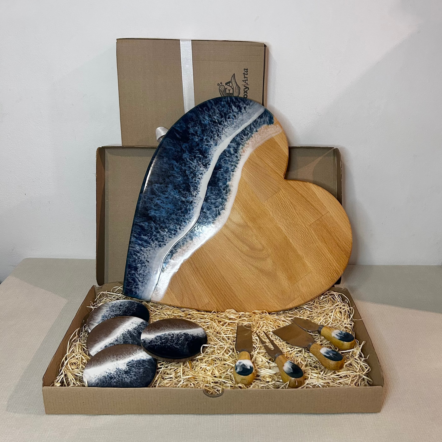 Set platou inimioara cu suporturi de pahare si cutite pentru branzeturi  cu rasina epoxidica, efect ocean albastru inchis. Personalizata cu un mesaj ales de tine - epoxyarta.ro