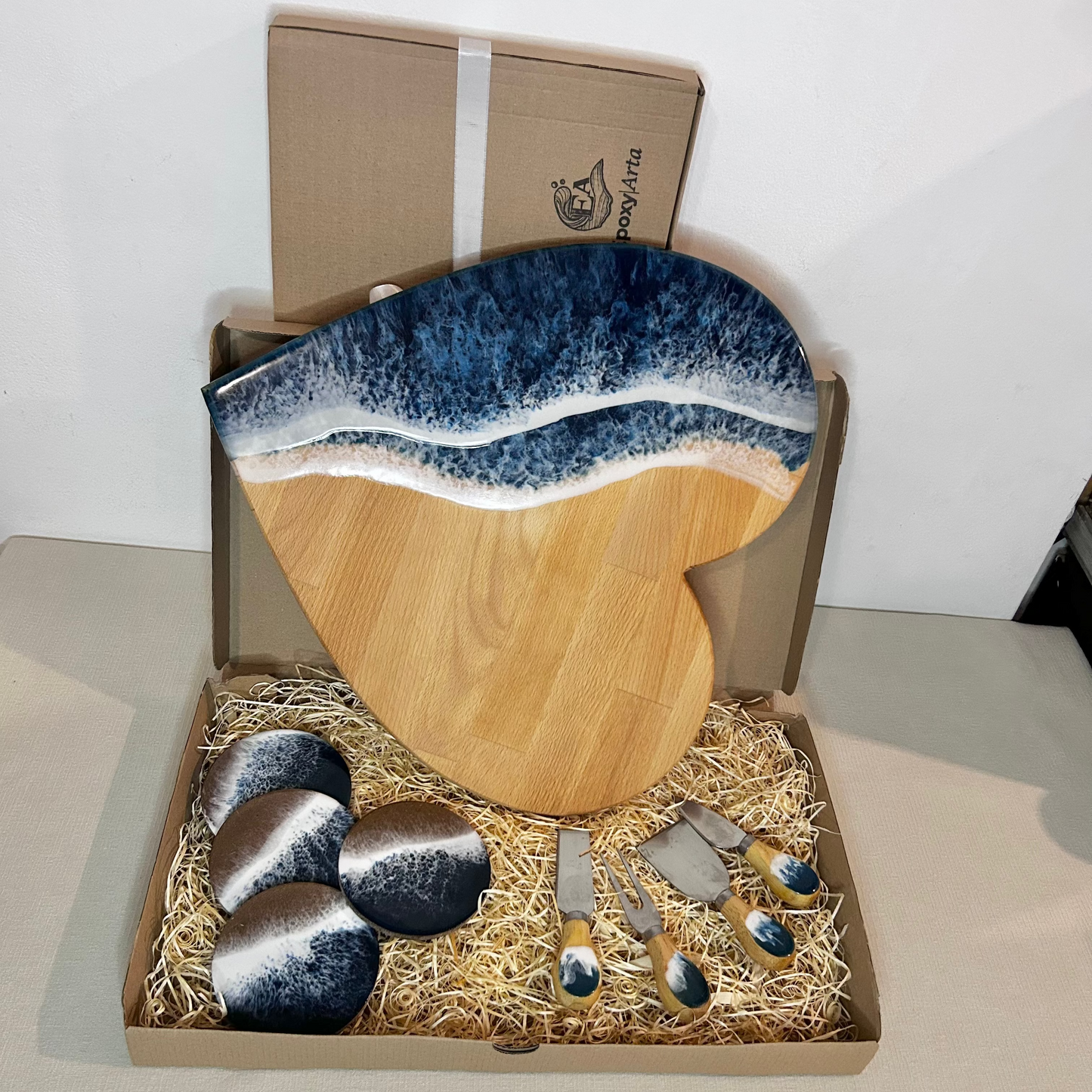 Set platou inimioara cu suporturi de pahare si cutite pentru branzeturi  cu rasina epoxidica, efect ocean albastru inchis. Personalizata cu un mesaj ales de tine - epoxyarta.ro