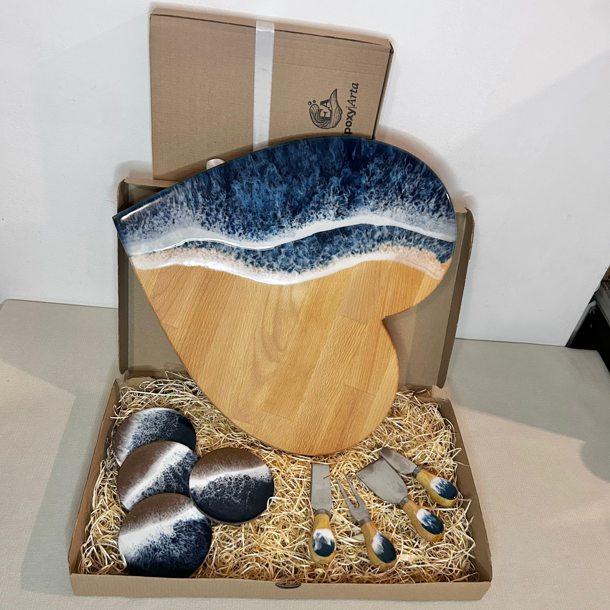 Set platou inimioara cu suporturi de pahare si cutite pentru branzeturi  cu rasina epoxidica, efect ocean albastru inchis. Personalizata cu un mesaj ales de tine - epoxyarta.ro