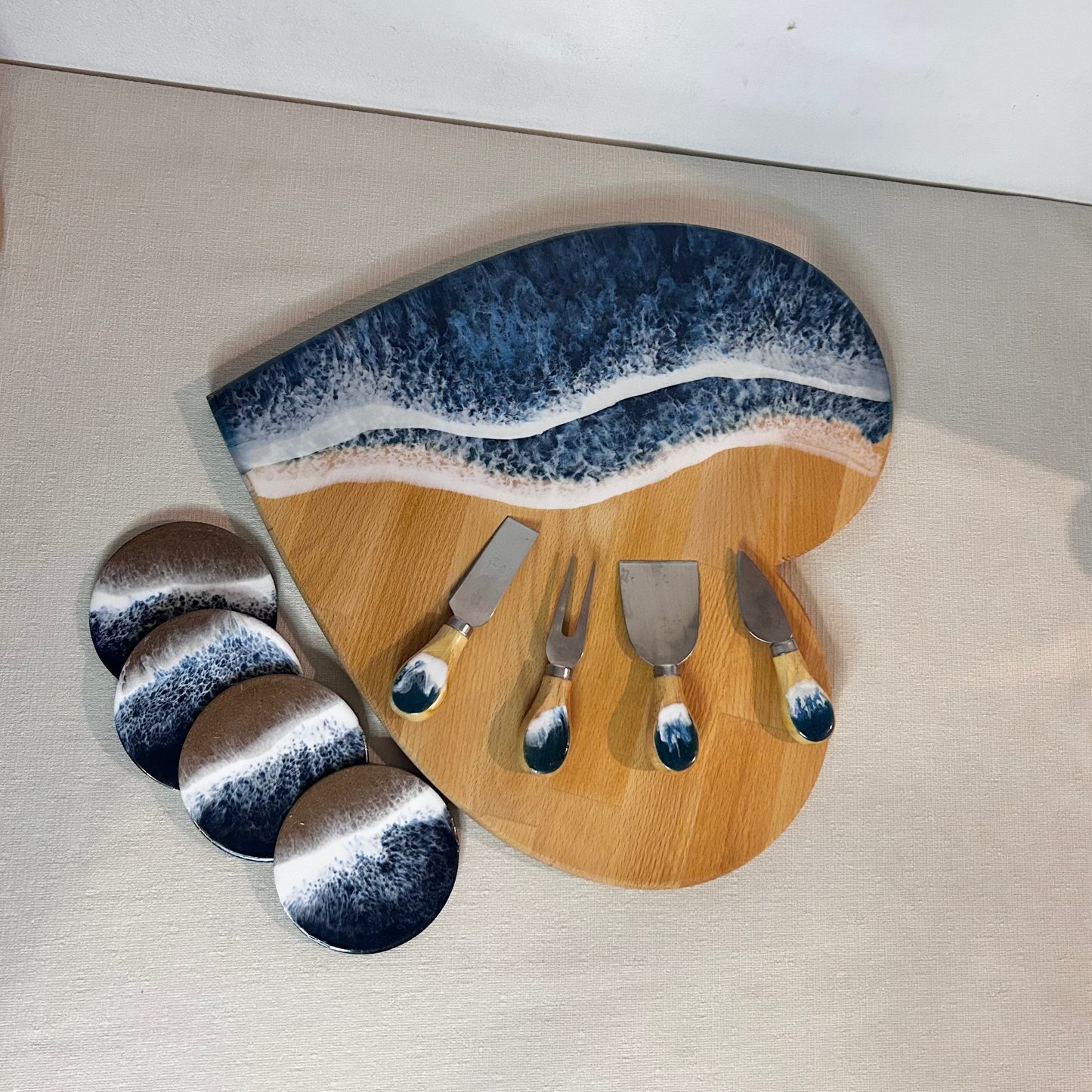 Set platou inimioara cu suporturi de pahare si cutite pentru branzeturi  cu rasina epoxidica, efect ocean albastru inchis. Personalizata cu un mesaj ales de tine - epoxyarta.ro