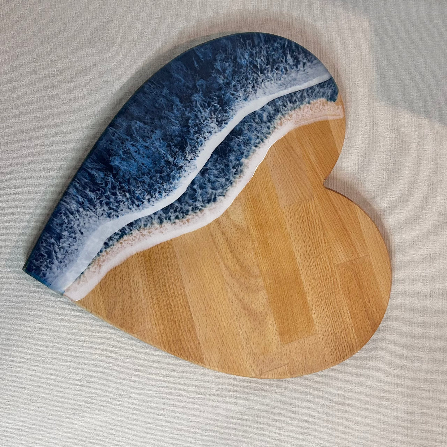Platou / tocator de servire inimioara din lemn, cu valuri, ideal pentru cadou, decor, branzeturi, aperitive