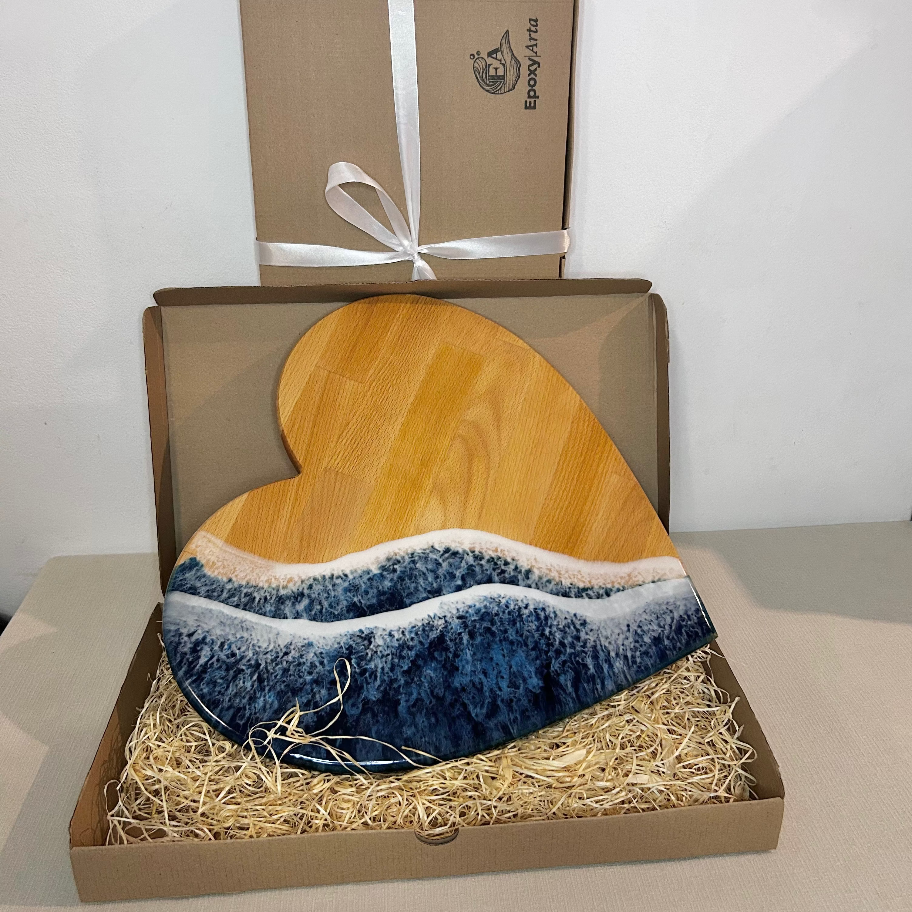 Platou / tocator inimioara din lemn de fag cu rasina epoxidica, efect ocean albastru inchis. Personalizata cu un mesaj ales de tine - epoxyarta.ro