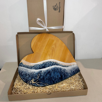 Platou / tocator inimioara din lemn de fag cu rasina epoxidica, efect ocean albastru inchis. Personalizata cu un mesaj ales de tine - epoxyarta.ro