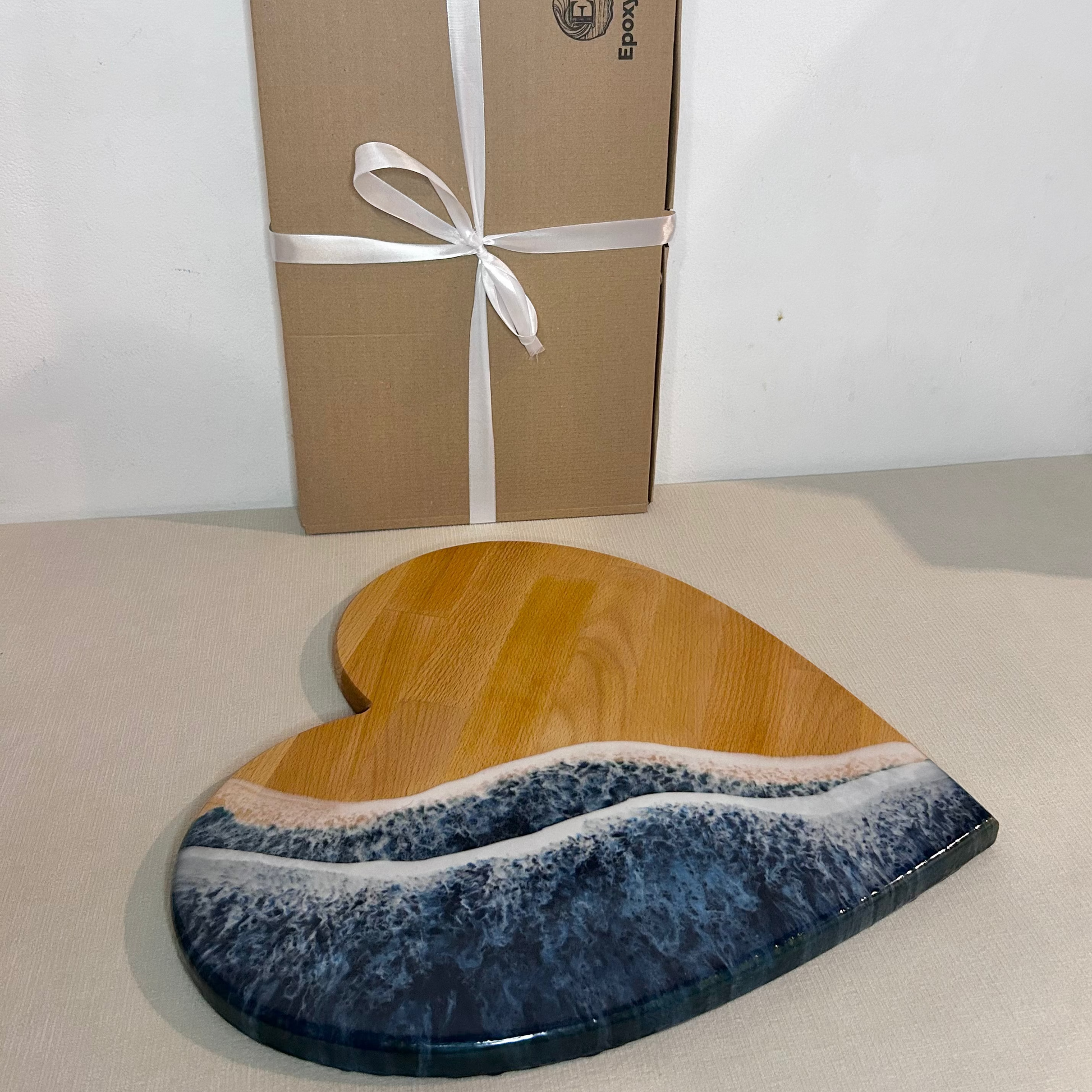 Platou / tocator inimioara din lemn de fag cu rasina epoxidica, efect ocean albastru inchis. Personalizata cu un mesaj ales de tine - epoxyarta.ro