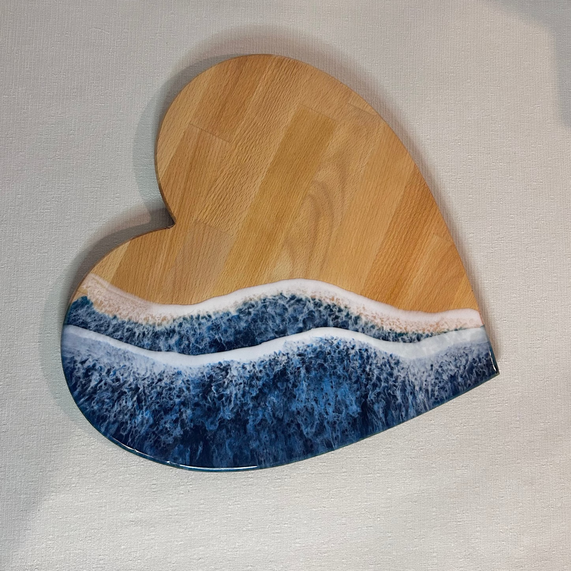 Platou / tocator inimioara din lemn de fag cu rasina epoxidica, efect ocean albastru inchis. Personalizata cu un mesaj ales de tine - epoxyarta.ro