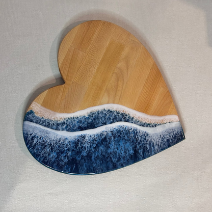 Platou / tocator inimioara din lemn de fag cu rasina epoxidica, efect ocean albastru inchis. Personalizata cu un mesaj ales de tine - epoxyarta.ro
