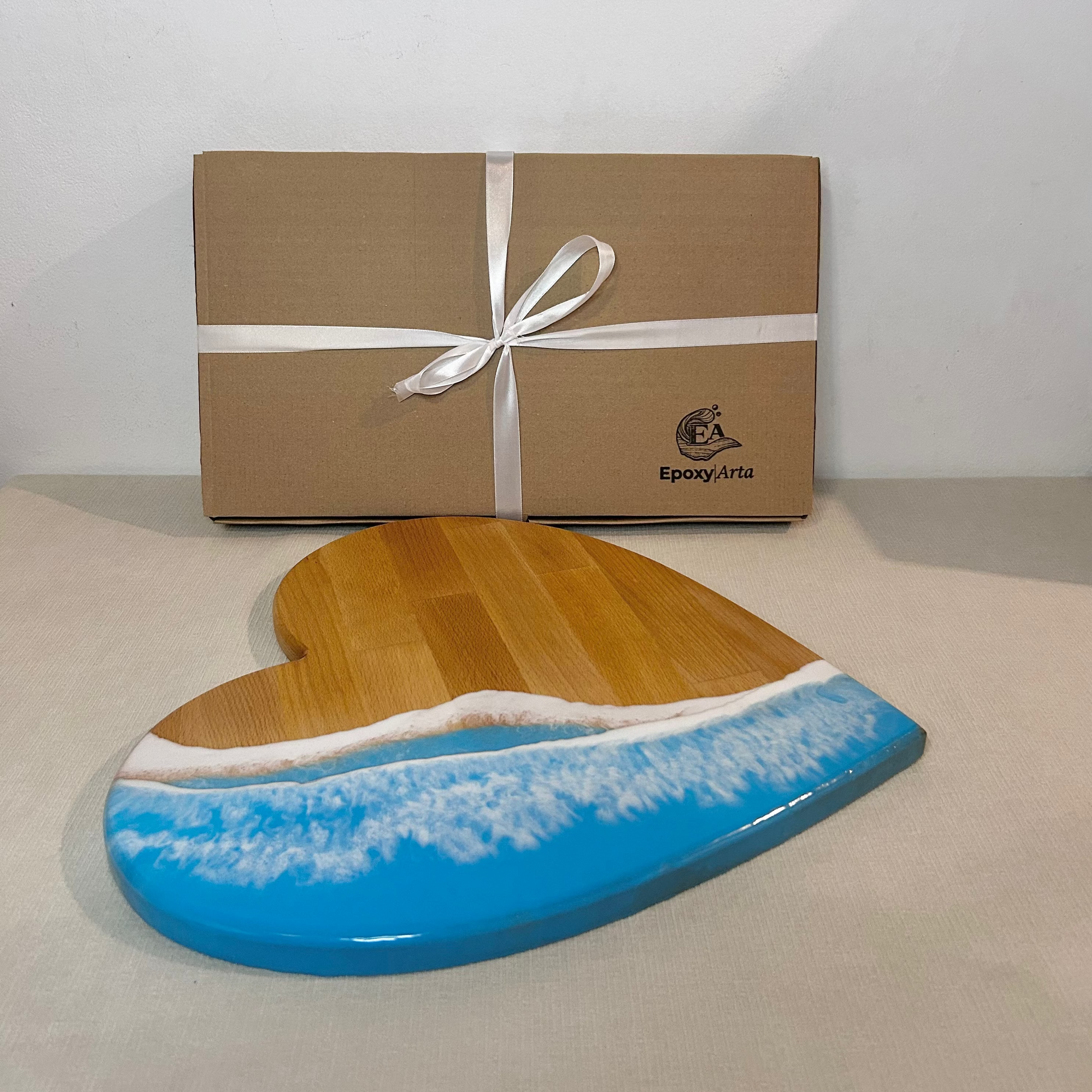 Platou / tocator inimioara din lemn de fag cu rasina epoxidica, efect ocean albastru deschis. Personalizata cu un mesaj ales de tine - epoxyarta.ro
