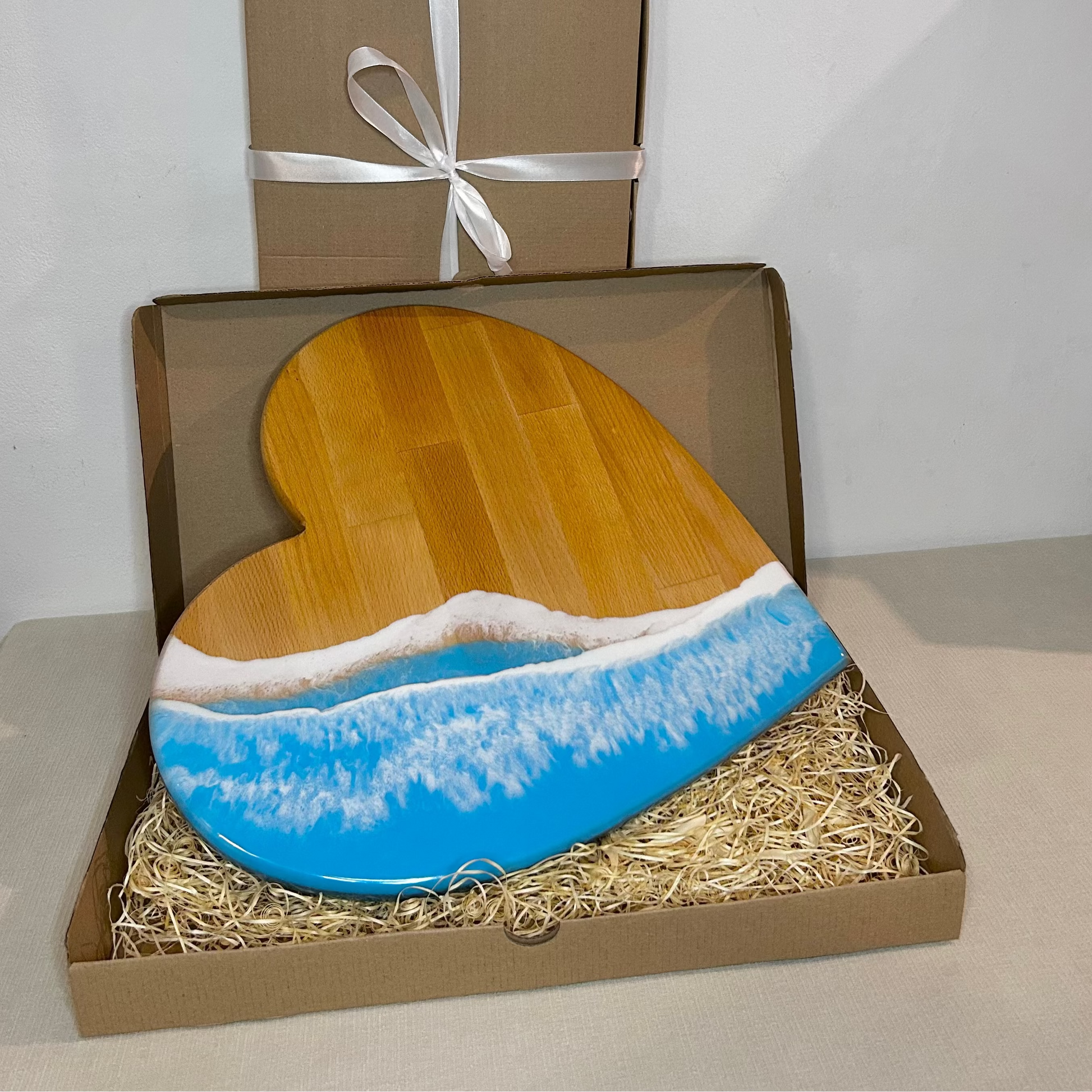 Platou / tocator inimioara din lemn de fag cu rasina epoxidica, efect ocean albastru deschis. Personalizata cu un mesaj ales de tine - epoxyarta.ro