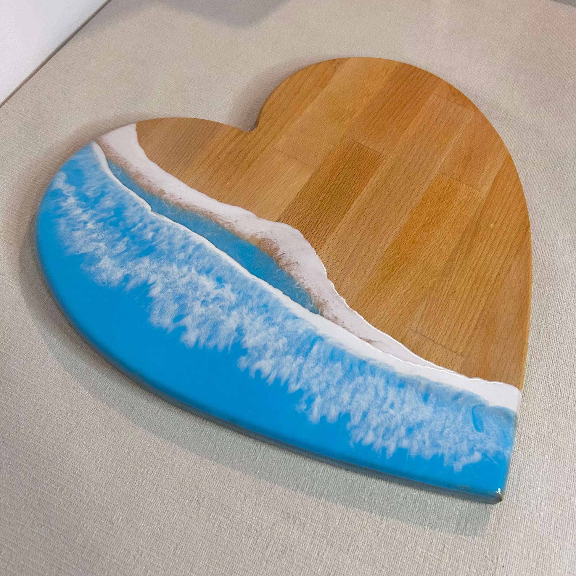 Platou / tocator inimioara din lemn de fag cu rasina epoxidica, efect ocean albastru deschis. Personalizata cu un mesaj ales de tine - epoxyarta.ro