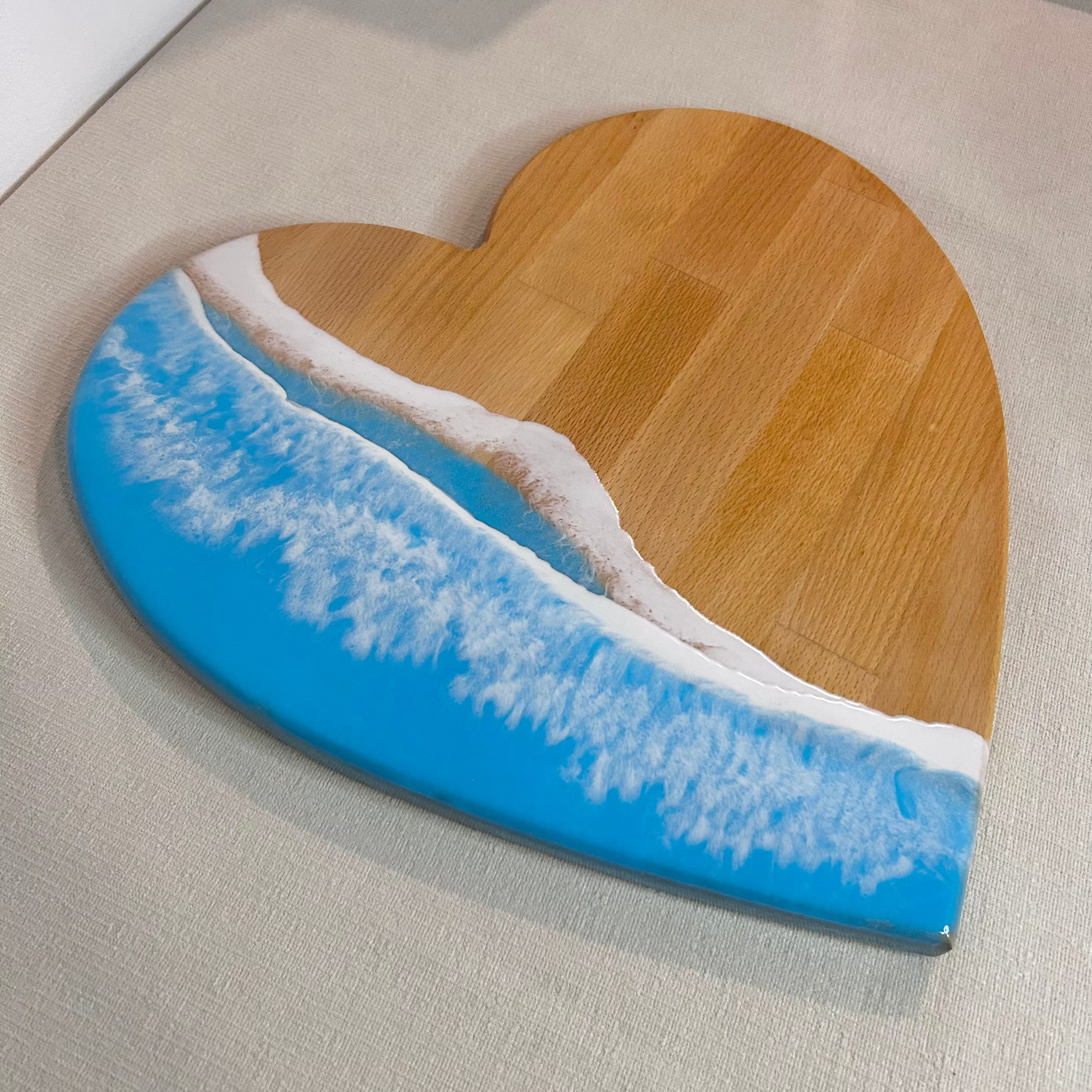 Platou / tocator inimioara din lemn de fag cu rasina epoxidica, efect ocean albastru deschis. Personalizata cu un mesaj ales de tine - epoxyarta.ro