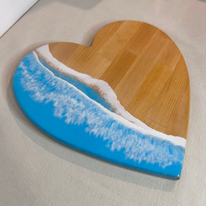 Platou / tocator inimioara din lemn de fag cu rasina epoxidica, efect ocean albastru deschis. Personalizata cu un mesaj ales de tine - epoxyarta.ro