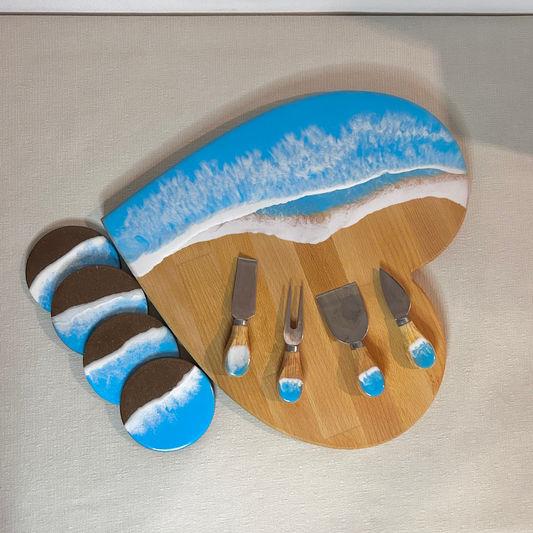 Set platou inimioara cu suporturi de pahare si cutite pentru branzeturi cu rasina epoxidica, efect ocean albastru deschis. Personalizata cu un mesaj ales de tine - epoxyarta.ro