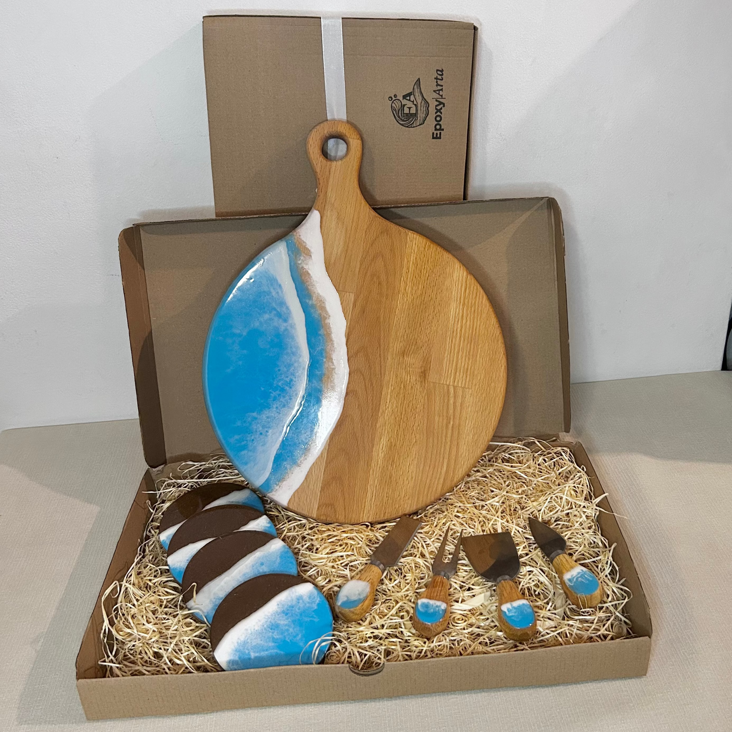 Set platou rotund cu maner, suporturi de pahare si cutite pentru branzeturi cu rasina epoxidica, efect ocean albastru deschis. Personalizata cu un mesaj ales de tine - epoxyarta.ro