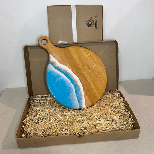 Platou / tocator rotund cu maner din lemn de fag cu rasina epoxidica, efect ocean albastru deschis. Personalizata cu un mesaj ales de tine - epoxyarta.ro
