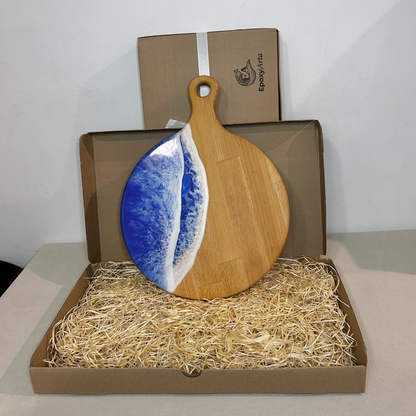 Platou / tocator rotund cu maner din lemn de fag cu rasina epoxidica, efect ocean albastru. Personalizata cu un mesaj ales de tine - epoxyarta.ro