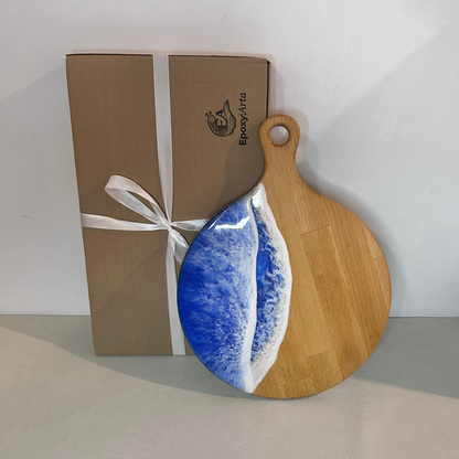 Platou / tocator rotund cu maner din lemn de fag cu rasina epoxidica, efect ocean albastru. Personalizata cu un mesaj ales de tine - epoxyarta.ro