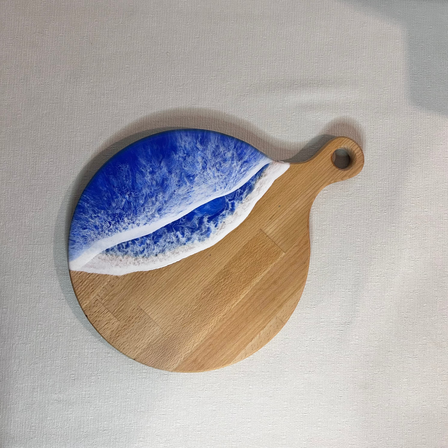 Platou / tocator de servire rotund cu maner din lemn, cu valuri, ideal pentru cadou, decor, branzeturi, aperitive