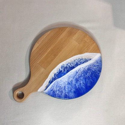 Platou / tocator rotund cu maner din lemn de fag cu rasina epoxidica, efect ocean albastru. Personalizata cu un mesaj ales de tine - epoxyarta.ro