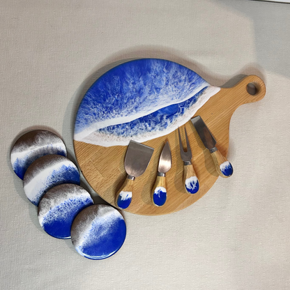 Set platou rotund cu maner, suporturi de pahare si cutite pentru branzeturi cu rasina epoxidica, efect ocean albastru. Personalizata cu un mesaj ales de tine - epoxyarta.ro