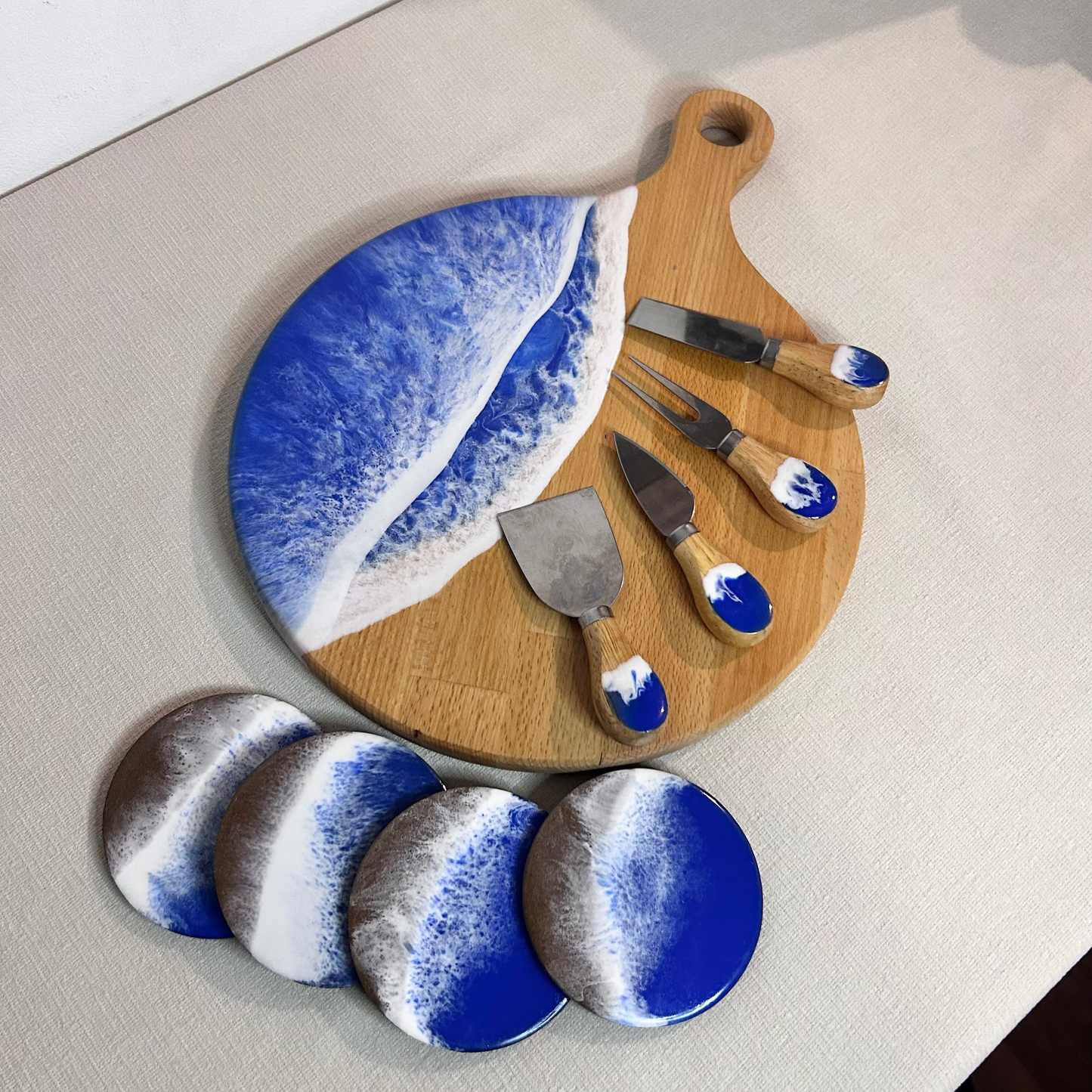 Set platou rotund cu maner, suporturi de pahare si cutite pentru branzeturi cu rasina epoxidica, efect ocean albastru. Personalizata cu un mesaj ales de tine - epoxyarta.ro