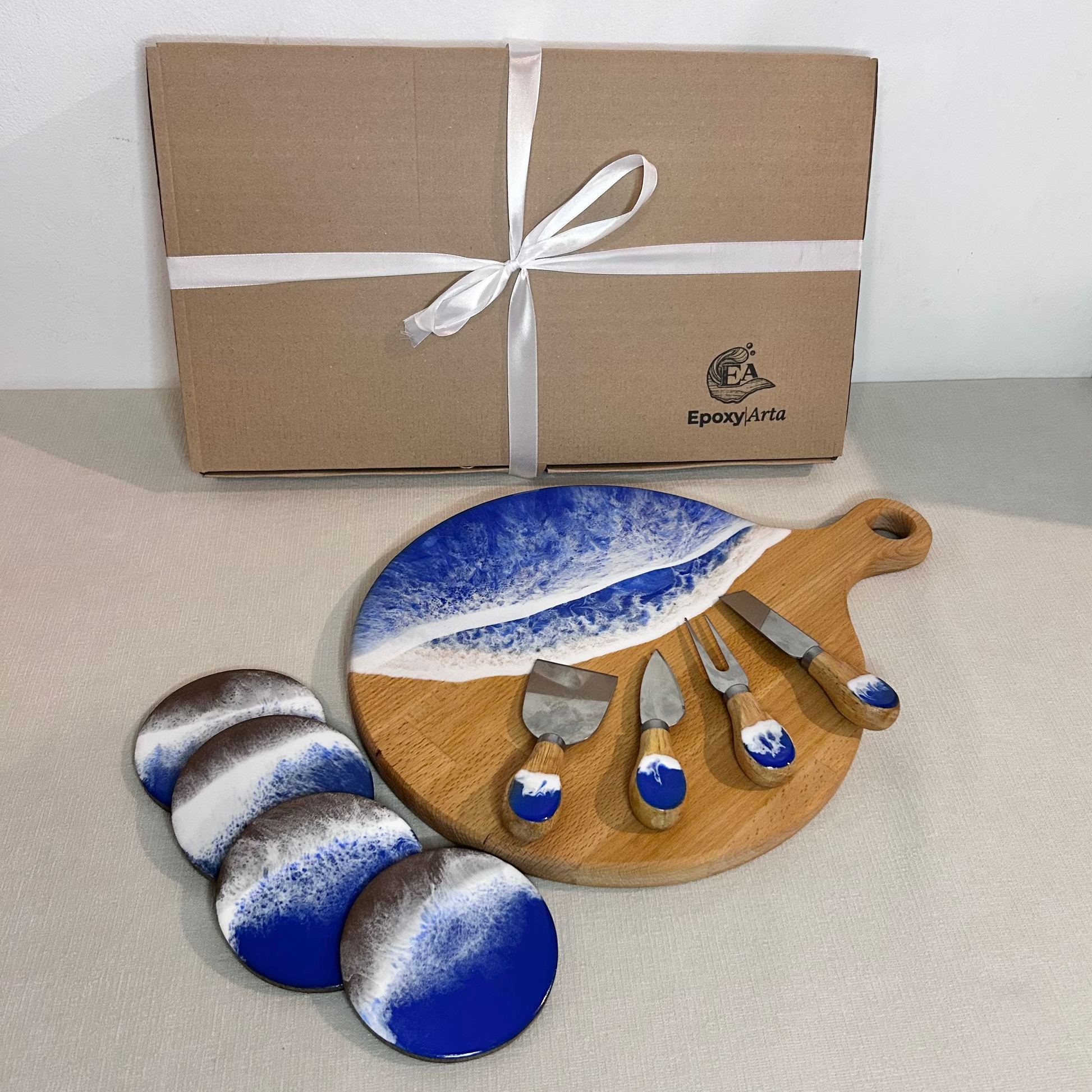 Set platou rotund cu maner, suporturi de pahare si cutite pentru branzeturi cu rasina epoxidica, efect ocean albastru. Personalizata cu un mesaj ales de tine - epoxyarta.ro