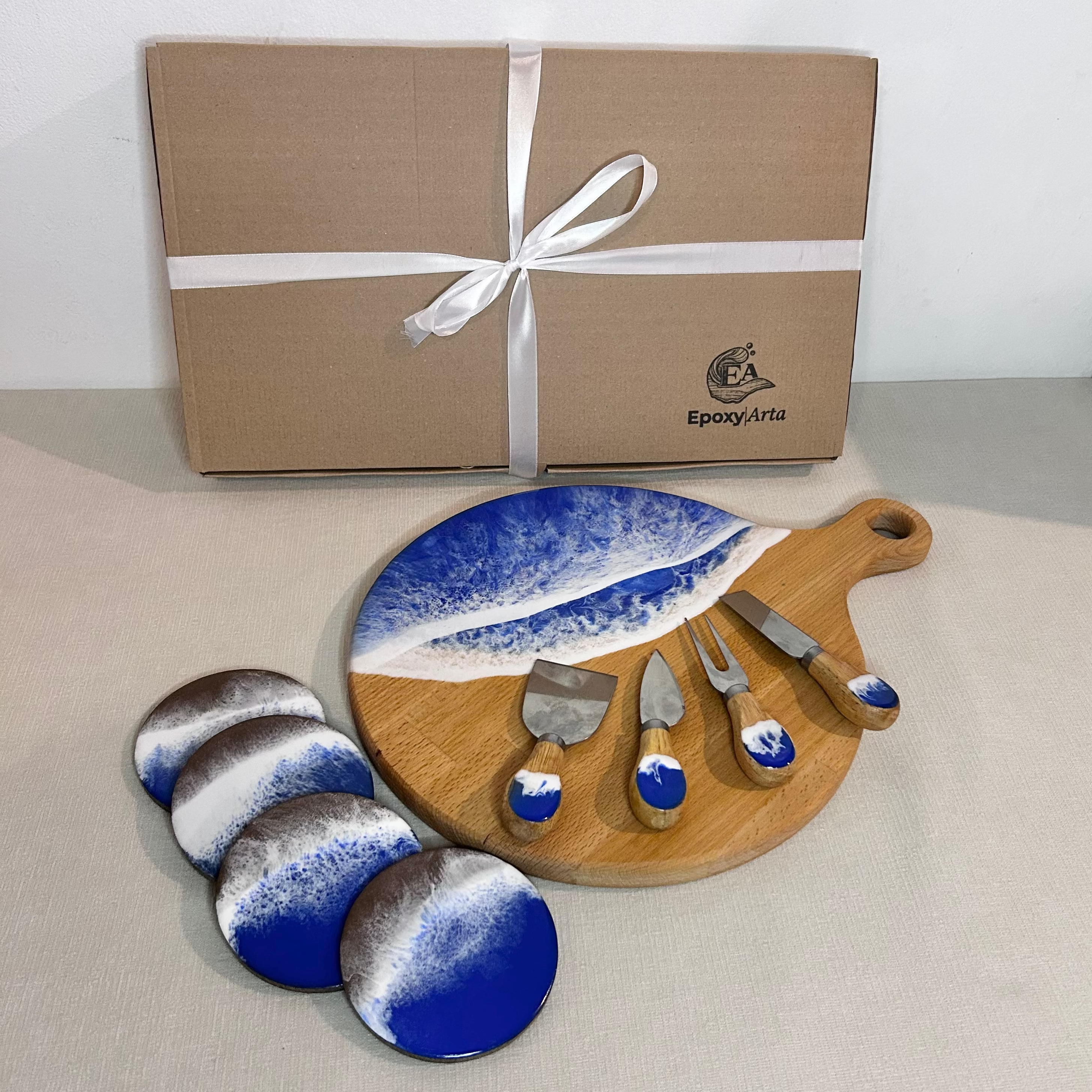 Set platou rotund cu maner, suporturi de pahare si cutite pentru branzeturi cu rasina epoxidica, efect ocean albastru. Personalizata cu un mesaj ales de tine - epoxyarta.ro