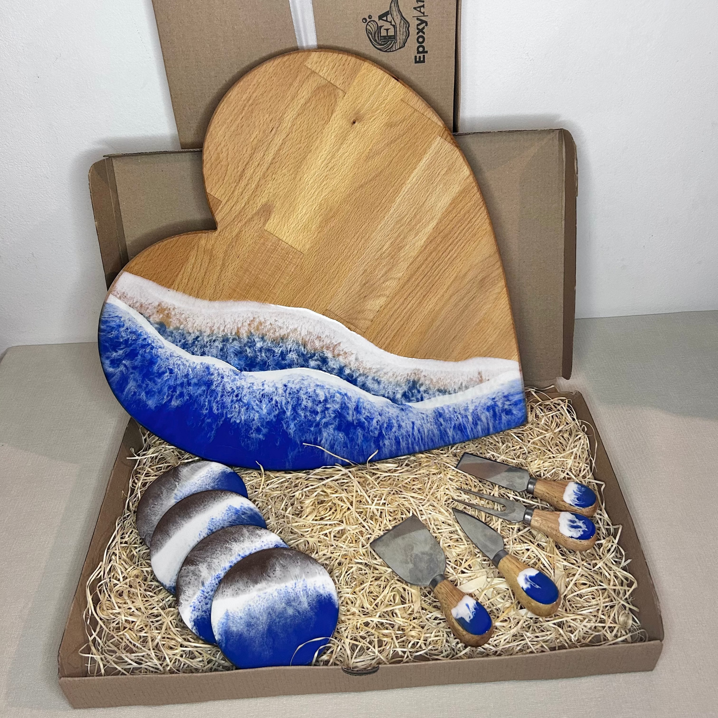 Set platou inimioara cu suporturi de pahare si cutite pentru branzeturi cu rasina epoxidica, efect ocean albastru. Personalizata cu un mesaj ales de tine - epoxyarta.ro