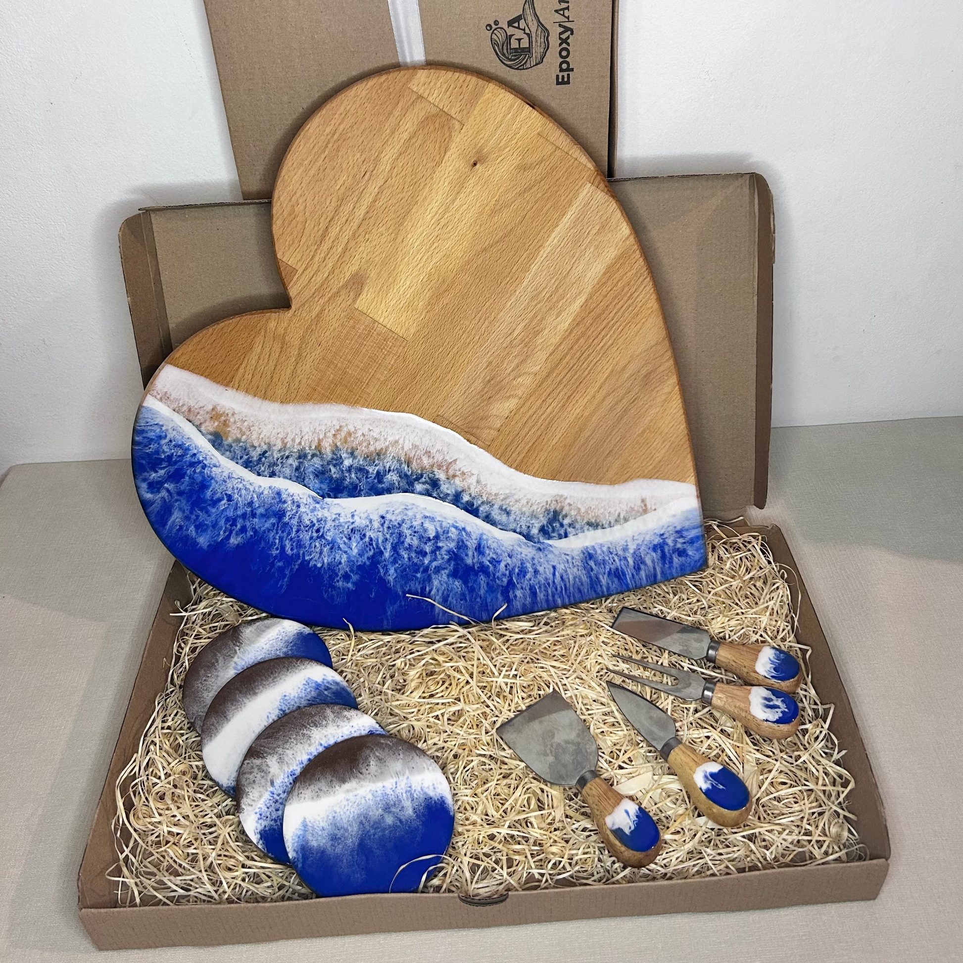 Set platou inimioara cu suporturi de pahare si cutite pentru branzeturi cu rasina epoxidica, efect ocean albastru. Personalizata cu un mesaj ales de tine - epoxyarta.ro