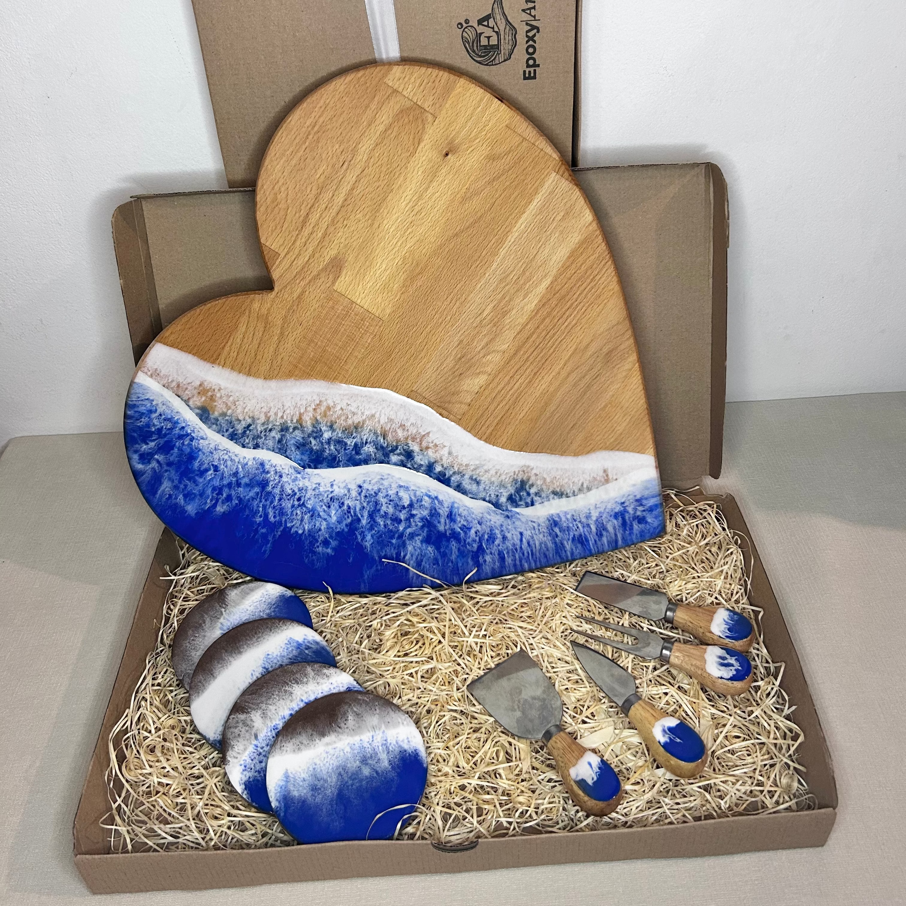 Set platou inimioara cu suporturi de pahare si cutite pentru branzeturi cu rasina epoxidica, efect ocean albastru. Personalizata cu un mesaj ales de tine - epoxyarta.ro