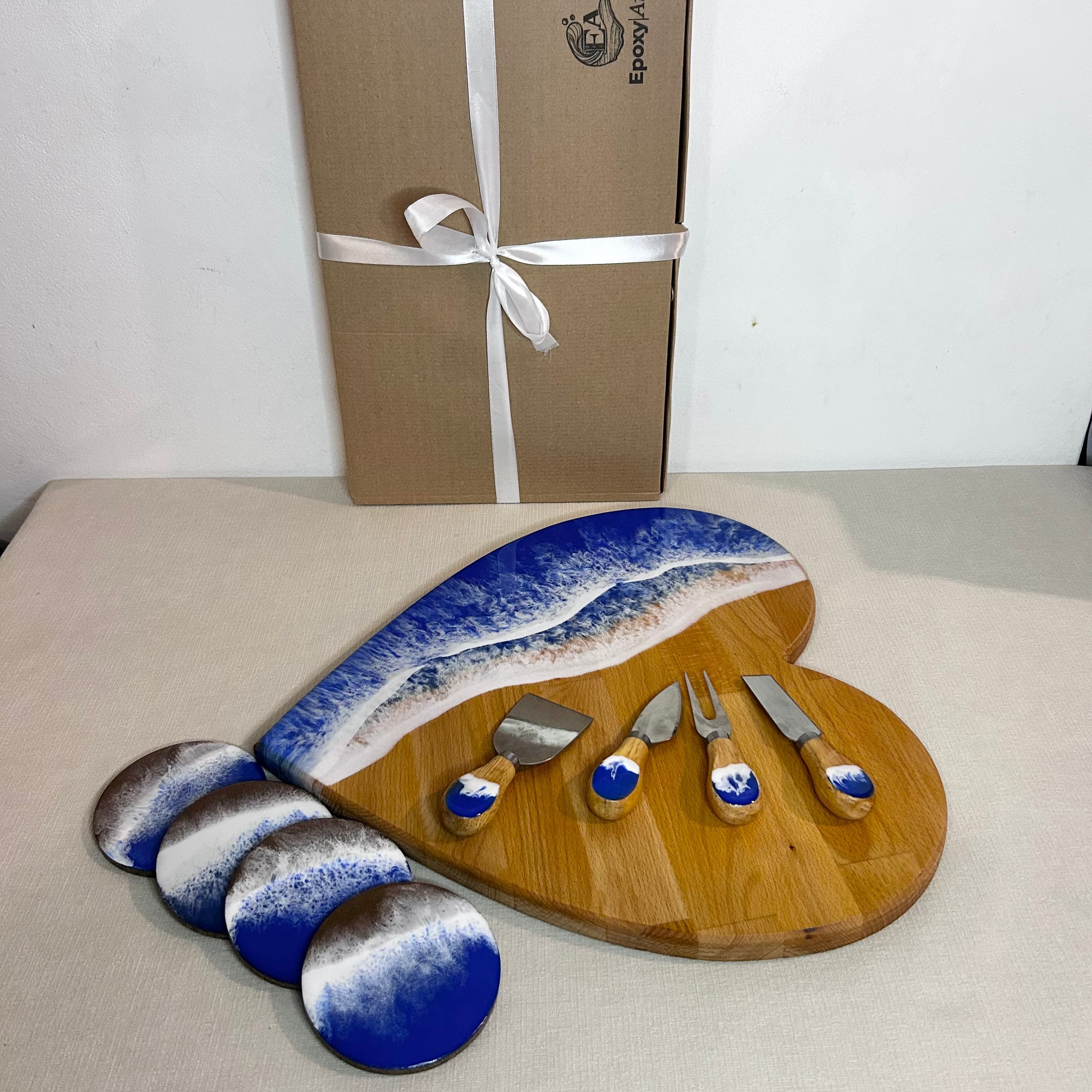 Set platou inimioara cu suporturi de pahare si cutite pentru branzeturi cu rasina epoxidica, efect ocean albastru. Personalizata cu un mesaj ales de tine - epoxyarta.ro