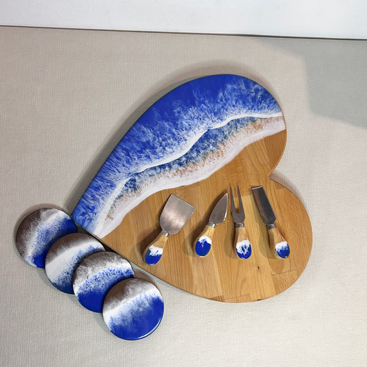 Set platou inimioara cu suporturi de pahare si cutite pentru branzeturi cu rasina epoxidica, efect ocean albastru. Personalizata cu un mesaj ales de tine - epoxyarta.ro