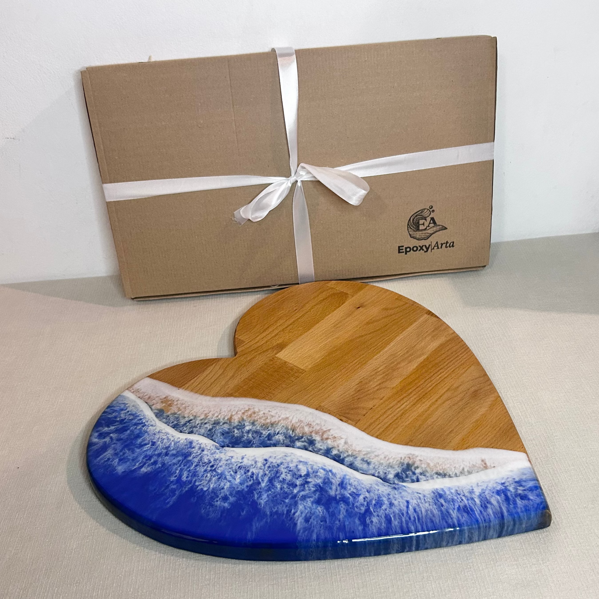Platou / tocator inimioara din lemn de fag cu rasina epoxidica, efect ocean albastru. Personalizata cu un mesaj ales de tine - epoxyarta.ro