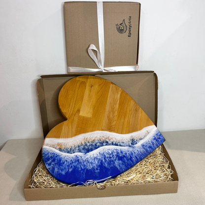 Platou / tocator inimioara din lemn de fag cu rasina epoxidica, efect ocean albastru. Personalizata cu un mesaj ales de tine - epoxyarta.ro