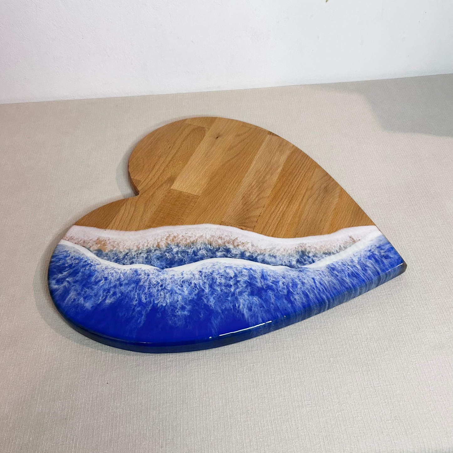 Platou / tocator inimioara din lemn de fag cu rasina epoxidica, efect ocean albastru. Personalizata cu un mesaj ales de tine - epoxyarta.ro