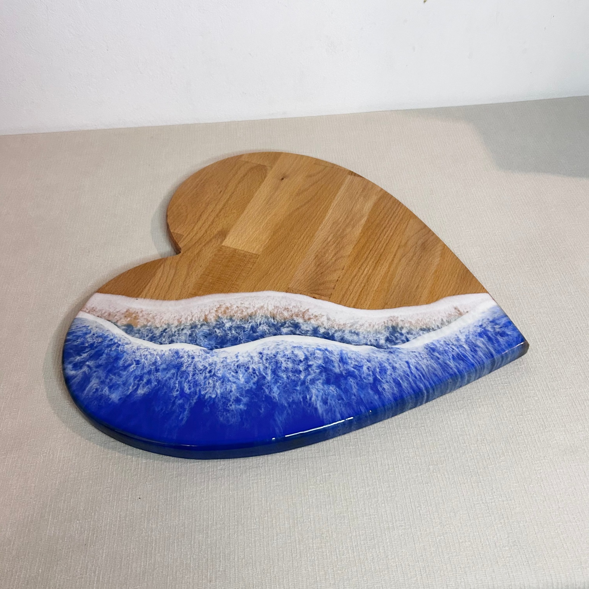 Platou / tocator inimioara din lemn de fag cu rasina epoxidica, efect ocean albastru. Personalizata cu un mesaj ales de tine - epoxyarta.ro