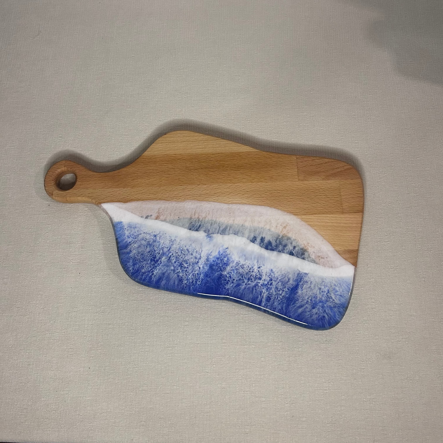 Platou / tocator dreptunghiular cu maner decorativ din lemn de fag cu rasina epoxidica, efect ocean albastru. Personalizata cu un mesaj ales de tine - epoxyarta.ro