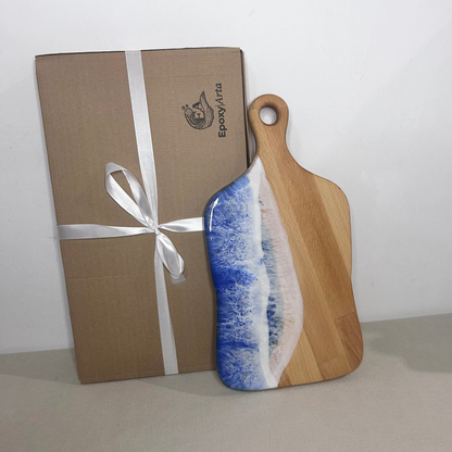 Platou / tocator dreptunghiular cu maner decorativ din lemn de fag cu rasina epoxidica, efect ocean albastru. Personalizata cu un mesaj ales de tine - epoxyarta.ro