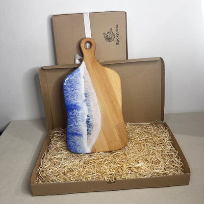 Platou / tocator dreptunghiular cu maner decorativ din lemn de fag cu rasina epoxidica, efect ocean albastru. Personalizata cu un mesaj ales de tine - epoxyarta.ro