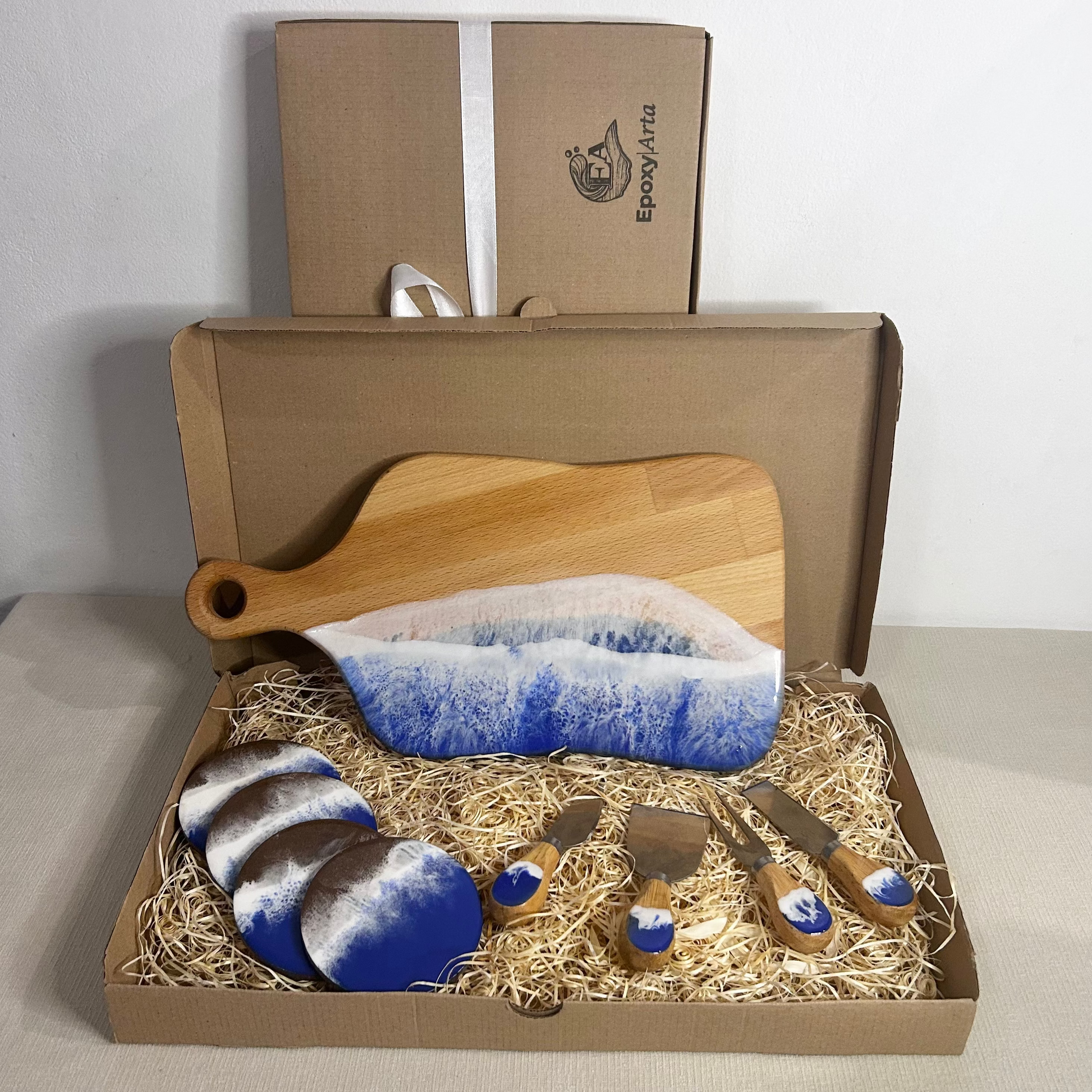 Set platou dreptunghiular cu maner, suporturi de pahare si cutite pentru branzeturi cu rasina epoxidica, efect ocean albastru. Personalizata cu un mesaj ales de tine - epoxyarta.ro