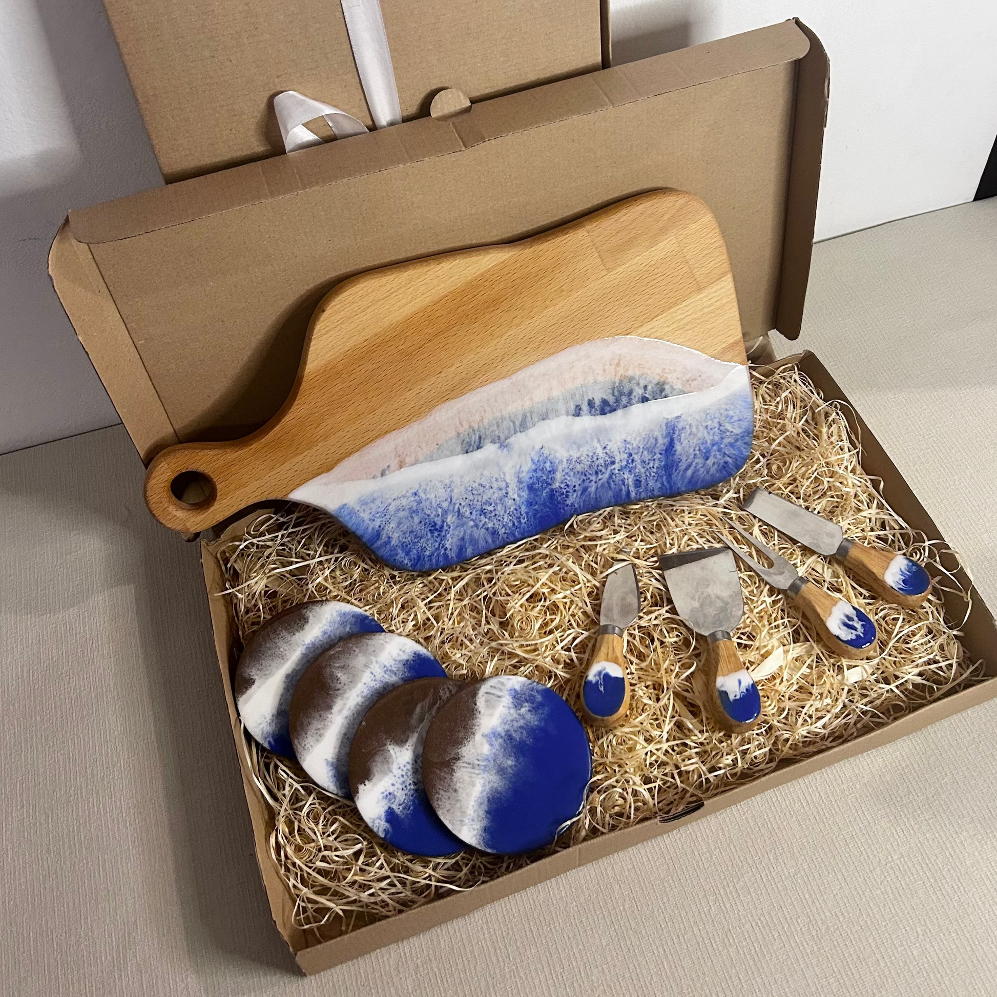 Set platou dreptunghiular cu maner, suporturi de pahare si cutite pentru branzeturi cu rasina epoxidica, efect ocean albastru. Personalizata cu un mesaj ales de tine - epoxyarta.ro